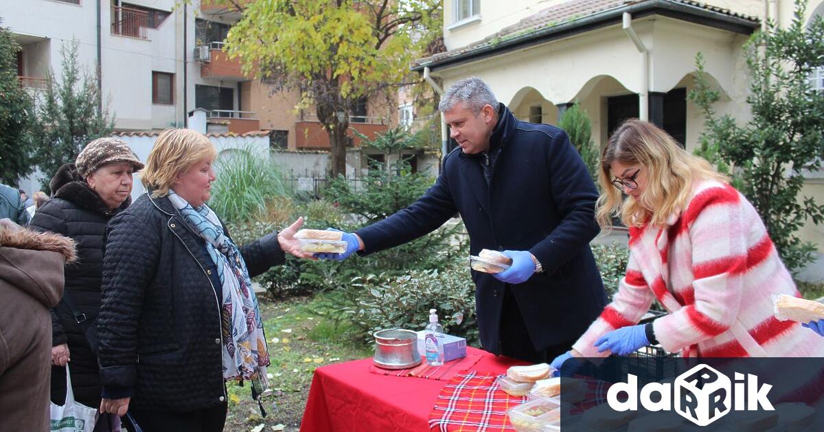 Рибен курбан раздадоха от администрацията на район Северен“ в двора