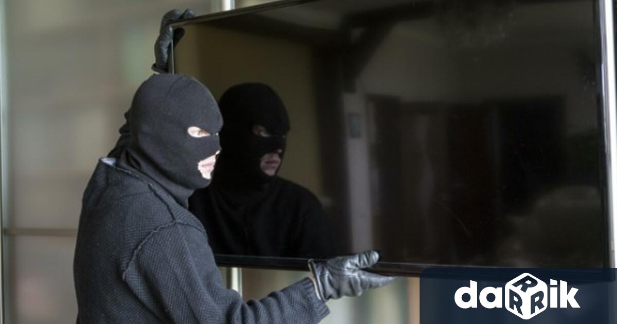 Служители на РУ Лом издирват извършител на домова кражба в