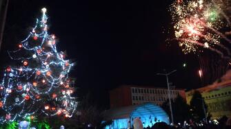 Коледните светлини на живата елха на площад „България“ в Димитровград