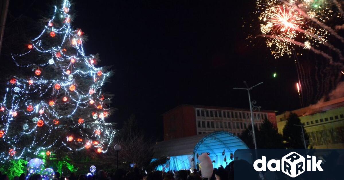 Коледните светлини на живата елха на площад България“ в Димитровград