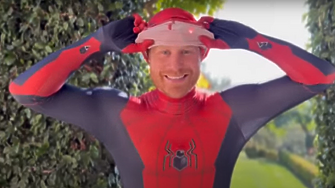 Херцогът на Съсекс се появи във видео облечен като Спайдърмен