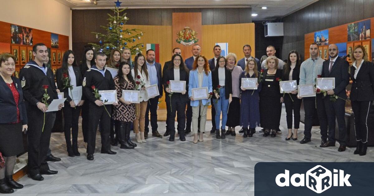 Кметът Иван Портних връчи Годишните поименни награди на Община Варна