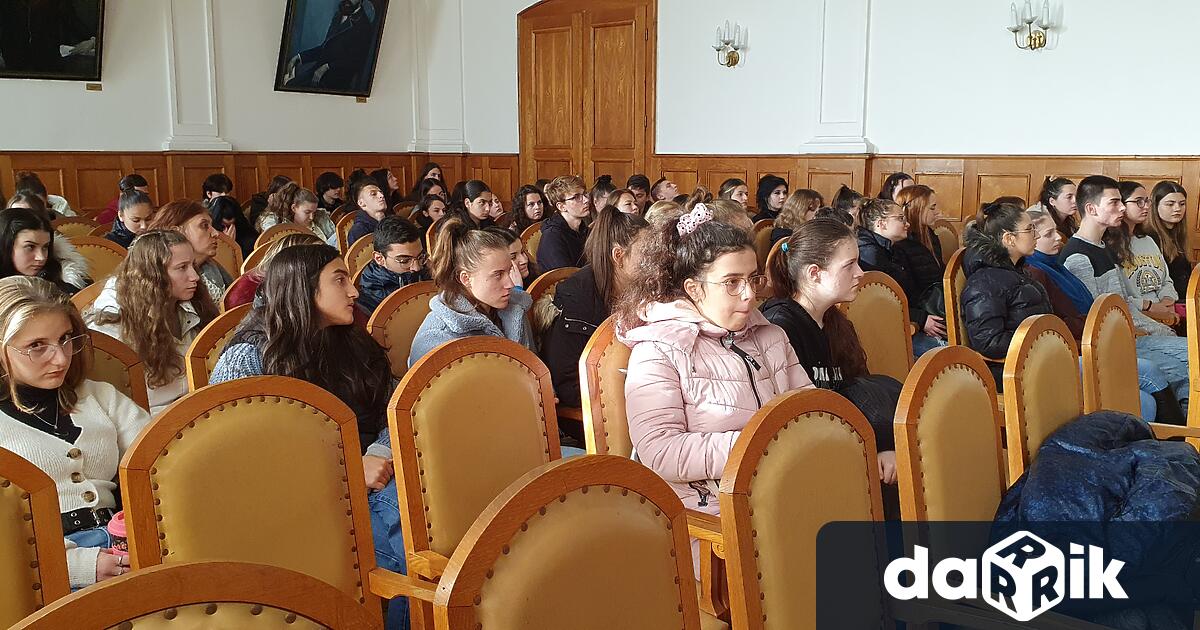 Като участник в образователната програма Съдебна власт – информиран избор