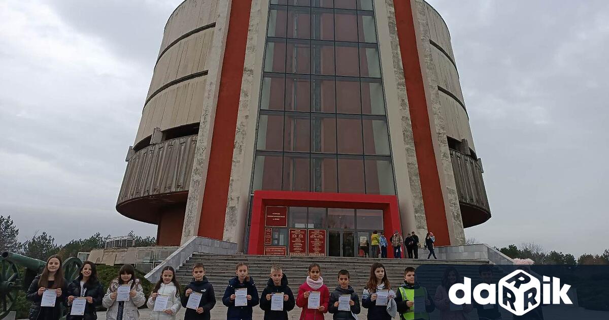 Осемдесет и девет ученици от НУ Отец Паисий от всички