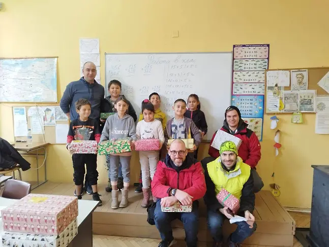 Коледни подаръци от немски семейства получиха деца и младежи от Плевен и малките населени места