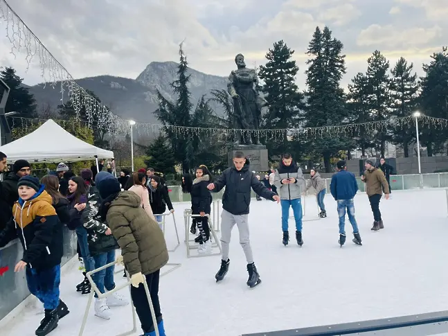 Младежки център Враца провежда конкурс за най-атрактивно каране, падане и двойка на ледената пързалка