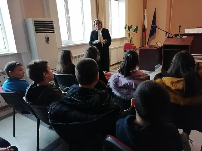 Ученици от две врачански училища посетиха Окръжен съд – Враца в Деня на отворените врати
