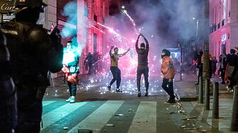 блъсъци избухнаха между футболни запалянковци и полицаи на парижкия булевард