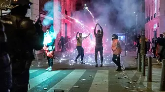 Сблъсъци между полицаи и футболни фенове в Париж след победата на Мароко (видео)