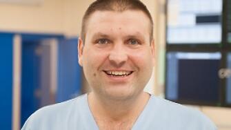 Д-р Валентин Христов е специалист по инвазивна кардиология. Завършва медицина