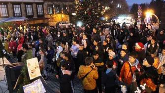 Пред стотици деца запалиха светлините на коледната елха в Котел