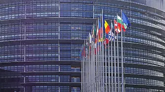 Високопоставени служители на Европейския парламент остават в ареста