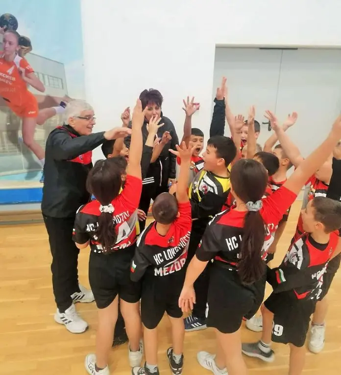 Новосформираният отбор по хандбал на ХК Локомотив Мездра за момичета и момчета до 11 г. с първа победа в зонално първенство