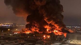 Огромен пожар избухна в голям търговски комплекс в края на