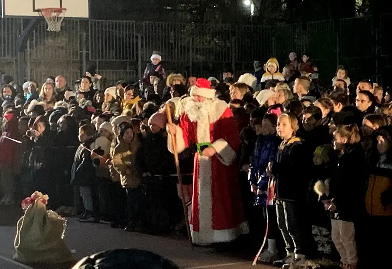 Дядо Коледа запали светлините на празничната елха в ИНУ „Христо Ботев”