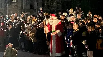 Дядо Коледа запали светлините на празничната елха в ИНУ „Христо Ботев”