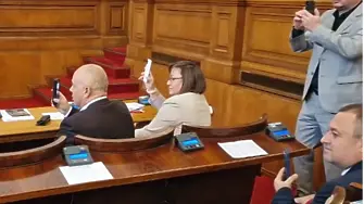 Скандал в НС: Депутати от БСП излъчват закритото заседание в интернет (видео)