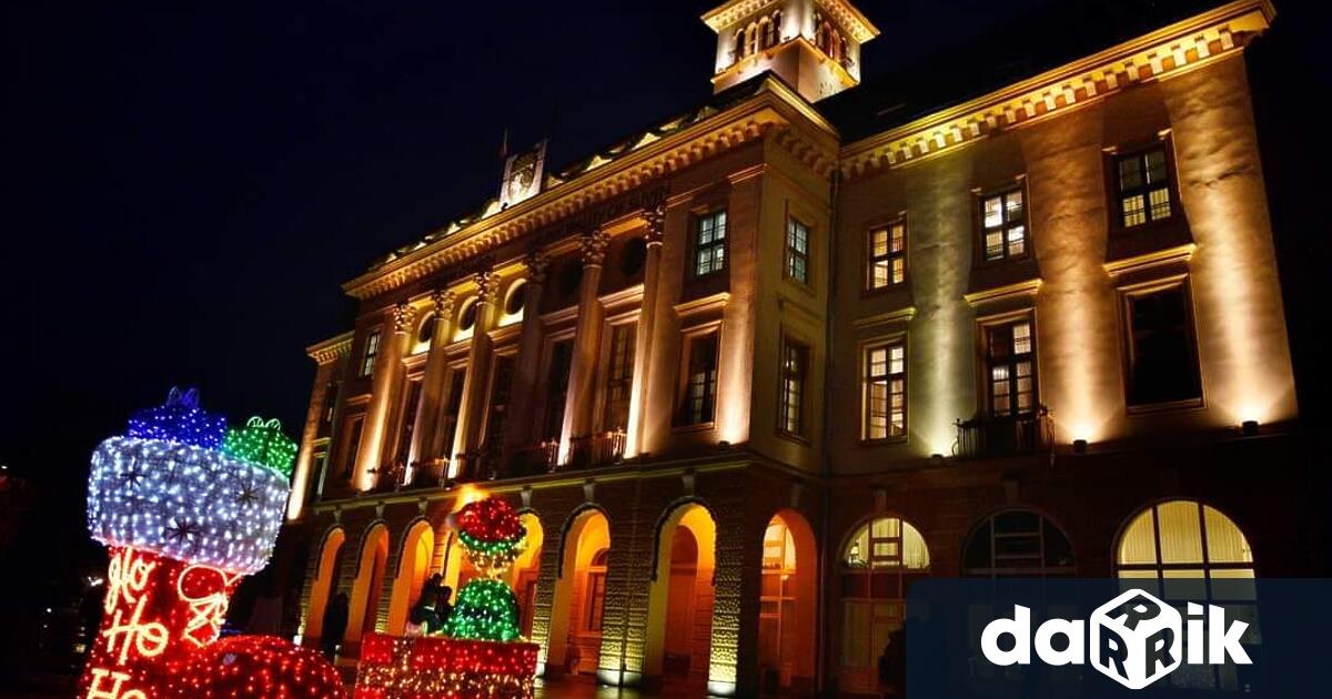 Във връзка със засиления обществен интерес към коледната украса в