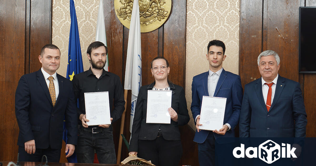 Те са възпитаници на Русенския университет и получават почетна грамота