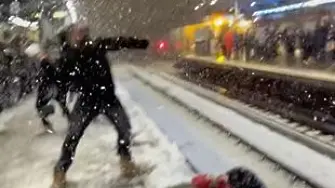 Масов бой със снежни топки на гара в Лондон (видео)