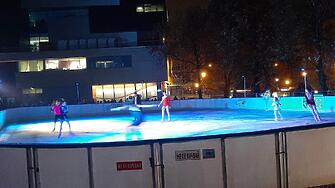Ледената пързалка в Сливен продължава да носи приятни емоции на