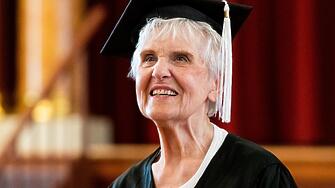 90 годишна жена завърши своята бакалавърска степен в университет намиращ