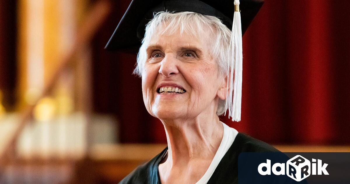 90-годишна жена завърши своята бакалавърска степен в университет, намиращ се