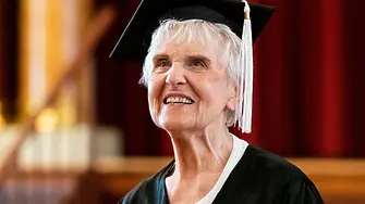 „Никога не спирайте да учите“: 90-годишна жена завърши бакалавър по либерални изкуства