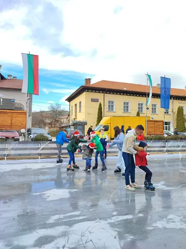 Пролетното време разтопи ледената пързалка в Ракитово, днес я възстановяват