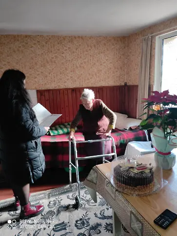 100- годишната Йорданка Барутничка с подаръци от кмета на Дупница