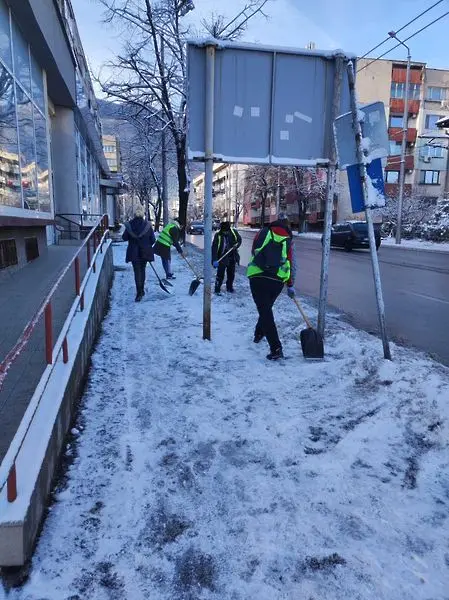 40 служители на БКС почистват снега във Враца