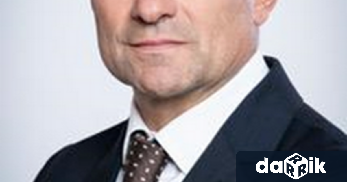 Роден е през 1967 г. в Ловеч. Притежава магистърски степени