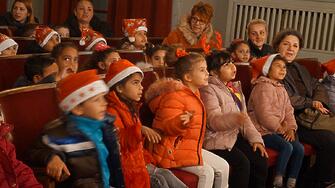Общински празник Коледно веселие събра в залата на Куклен театър