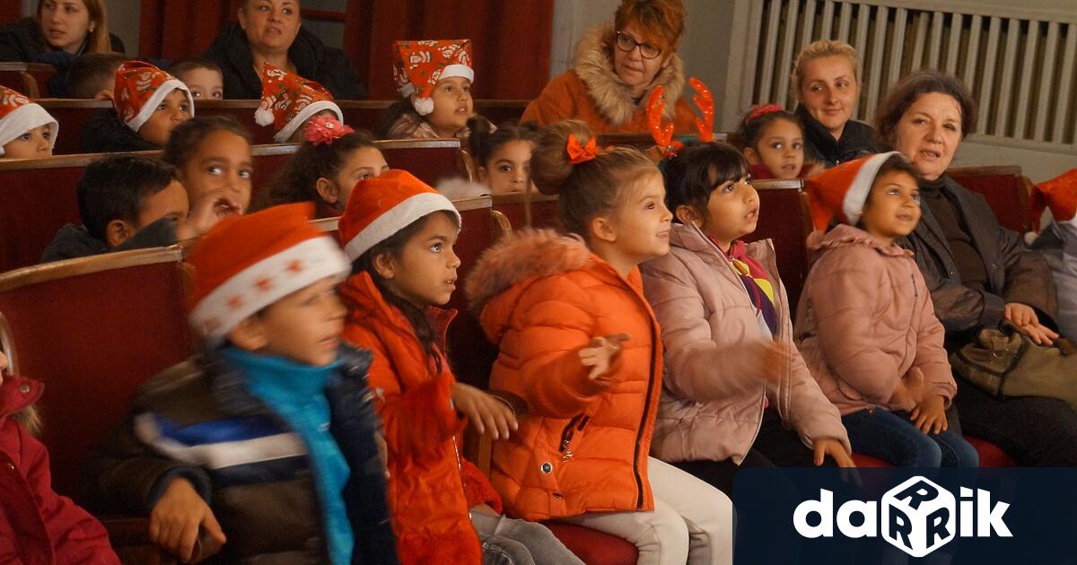 Общински празник Коледно веселие“ събра в залата на Куклен театър