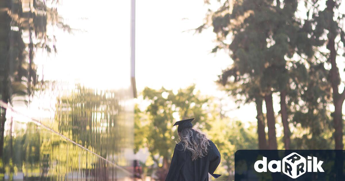 Броят на жените във фертилна възраст нараства до 1975 г.,