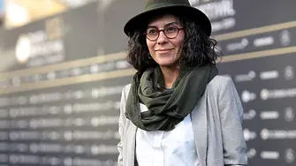 Защо иранска режисьорка изпрати кичур коса на филмов фестивал в Индия?