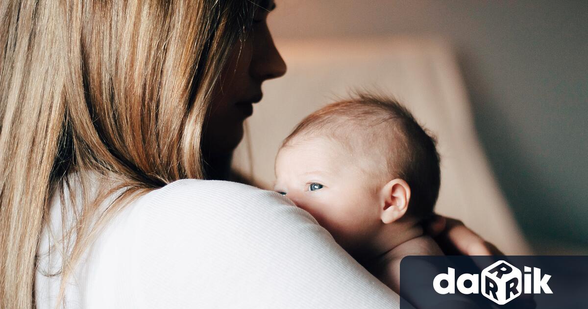 Млада жена изненадващо е родила бебе по време на полет