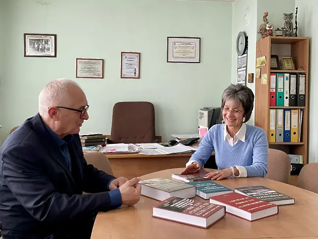 Фондът на Регионалната библиотека се обогати с нови книги, дарени от Областна администрация – Кюстендил  