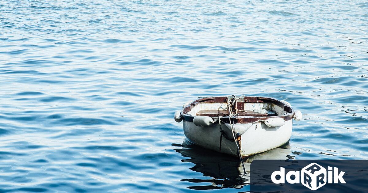 Има опасения, че хора са загинали, след като малка лодка
