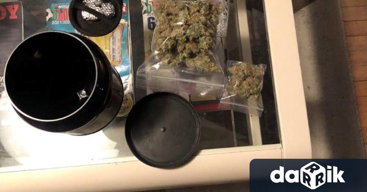 Наркодилър и двама негови клиенти са задържани при акция на