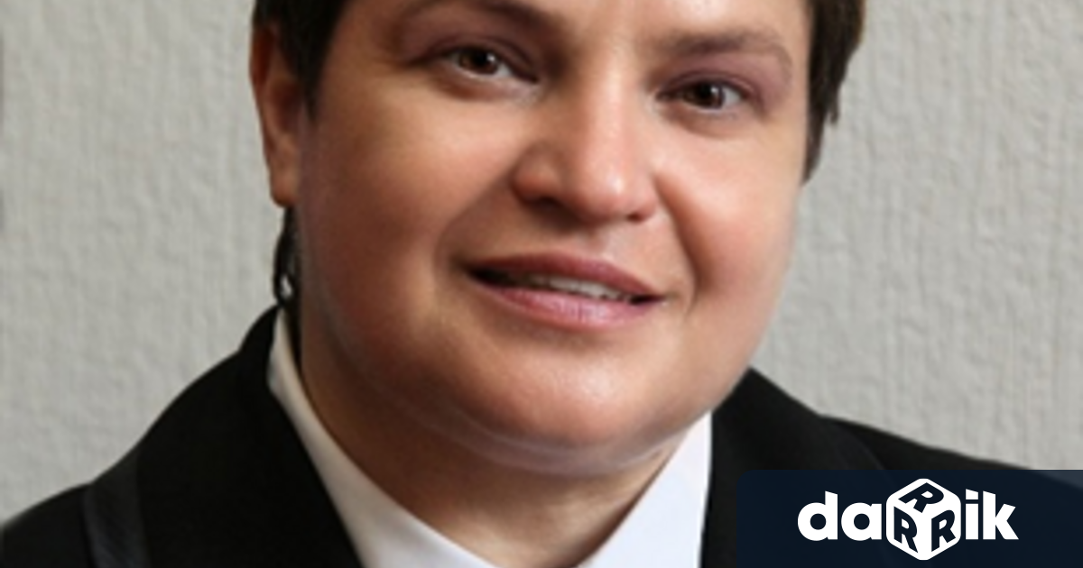 Магистър по право от СУ Св. Климент Охридски. Специализира в