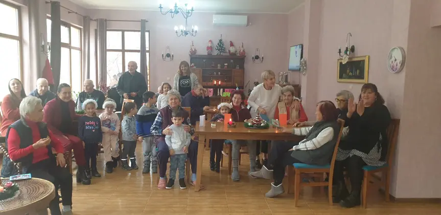 Деца поздравиха възрастните хора от дом 