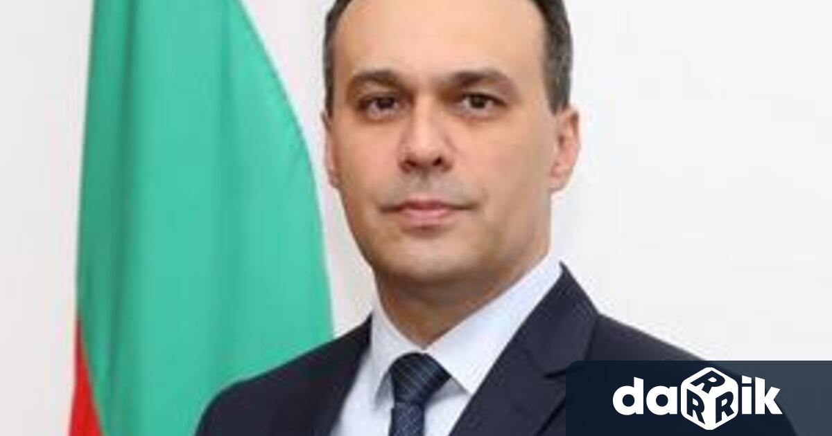 Роден е на 24 юли 1975 г. в София. Бакалавър