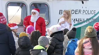 Дядо Коледа пристигна с хеликоптер за децата на гранични полицаи (снимки)