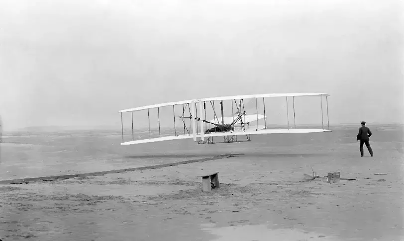 17 декември - първият полет на братя Райт с моторен летателен апарат