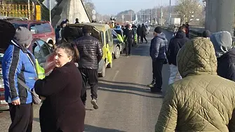 Протестиращи препречиха с автомобили Дунав мост 
