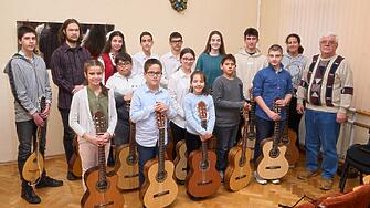 Талантливите китаристи от школата на Цветан Радков при Народно читалище