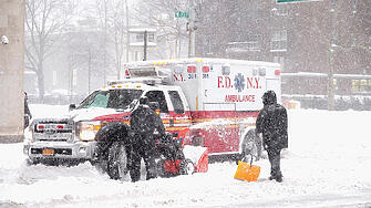 Най малко трима души загинаха когато мощна зимна буря предвижваща се