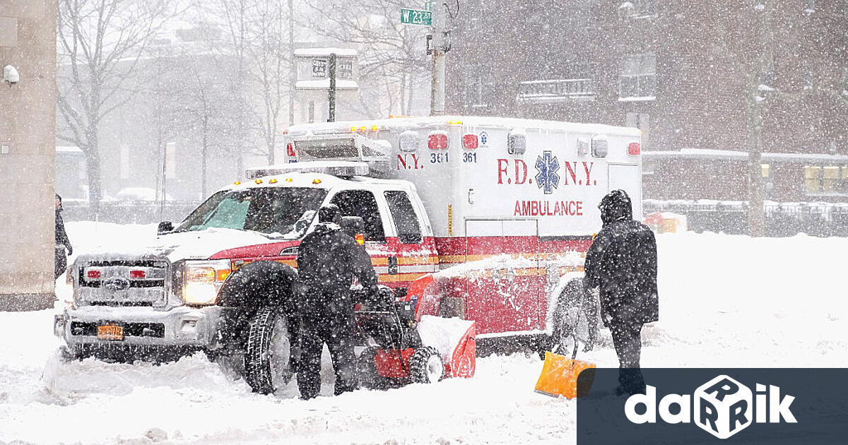 Най-малко трима души загинаха, когато мощна зимна буря, предвижваща се