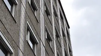 В Благоевград: Мъж скочи от петия етаж и оцеля
